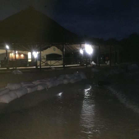 Pic-Nic Beach Corn Island Hotel Exterior photo